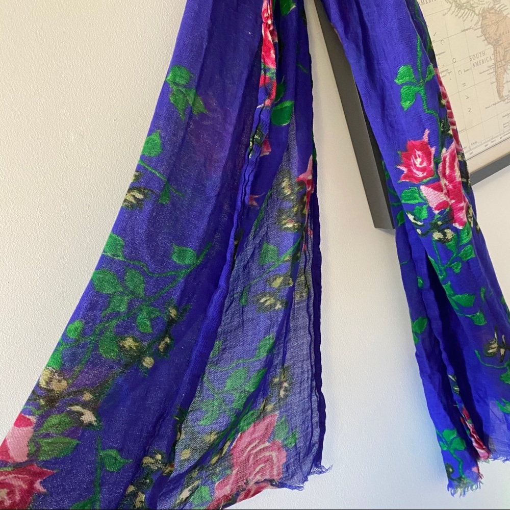 AEO LONG ROYAL BLUE FLORAL SCARF